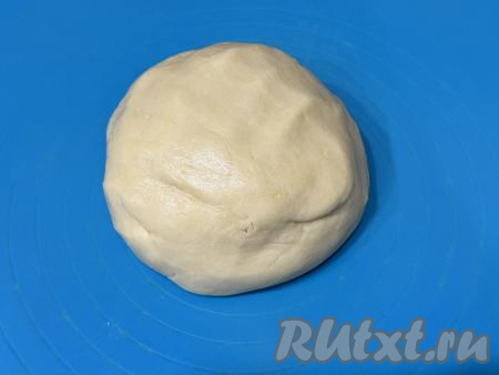 Итоговое тесто для печенья, замешанное на сгущёнке и крахмале, должно получиться нежным, пластичным, не липнущим к рукам. В процессе замешивания теста руками, нужно частями подсыпать оставшуюся муку, хорошо вмешивая её. Как только тесто для печенья перестанет быть липнущим, значит больше муку добавлять не нужно. Не стоит забивать тесто лишней мукой.&nbsp;