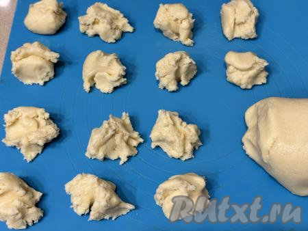 Тесто разделить на 16 равных частей (у меня вес каждой части теста получился 25 грамм).