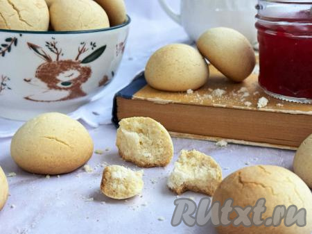 Рассыпчатое, вкусное, нежное печенье, приготовленное&nbsp;из сгущёнки и крахмала, достать из духовки, дать немного остыть и подать к чаю, кофе или молоку.&nbsp;