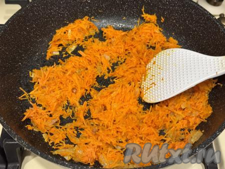 Обжарить овощи в течение 5 минут (до мягкости морковки), время от времени помешивая. Обжаренные овощи убрать с огня, дать немного остыть.