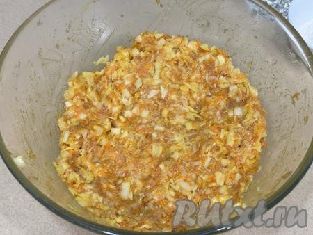 Тщательно перемешать содержимое миски и фарш для формирования ленивых голубцов готов.&nbsp;