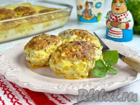 Очень нежные, сочные ленивые голубцы разложить по тарелкам, полить соусом из сметаны, в котором они запекались в духовке, и в горячем виде подать к столу. Вкусно, просто и сытно, попробуйте!