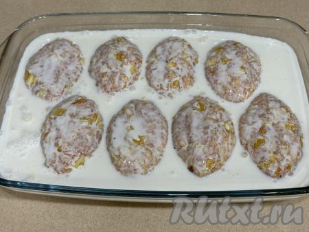 Залить голубцы сметанным соусом.&nbsp;Голубцы должны&nbsp;быть покрыты соусом, как минимум, на 2/3. Поверх голубцов я тоже наливаю немного соуса. Поставить в разогретую до 180 градусов духовку.