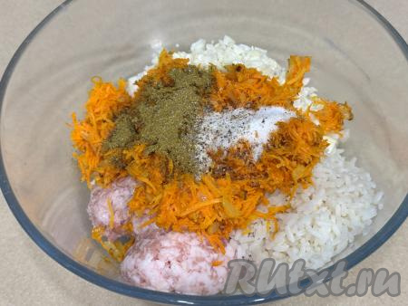 Всыпать соль и специи по вкусу.&nbsp;