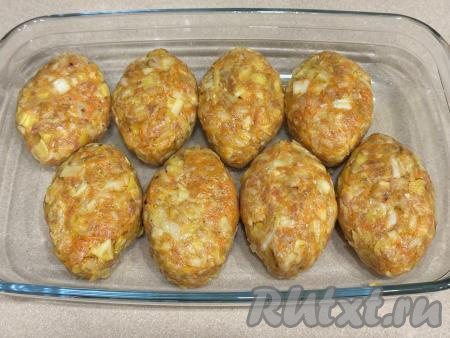 Из каждой части фарша сформировать голубец в форме котлеты. Сформированные ленивые голубцы выложить в один слой&nbsp;в форму для запекания.