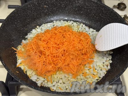 К обжаренному луку выложить морковку, натёртую на мелкой тёрке, сразу перемешать.&nbsp;
