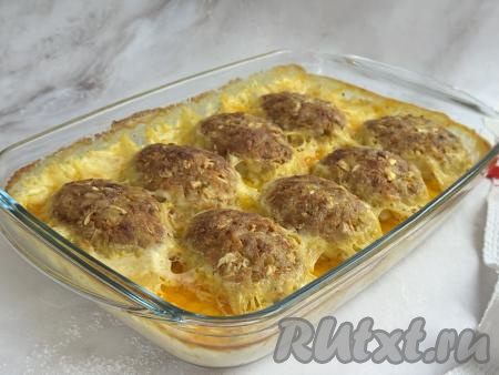 Готовые ленивые голубцы достать из духовки.