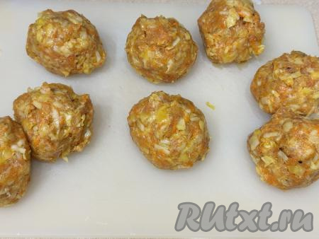 Получившийся фарш разделить на 8 равных частей.