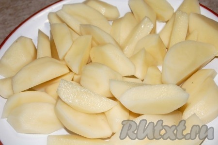 Картошку почистить, помыть, нарезать на четвертинки.
