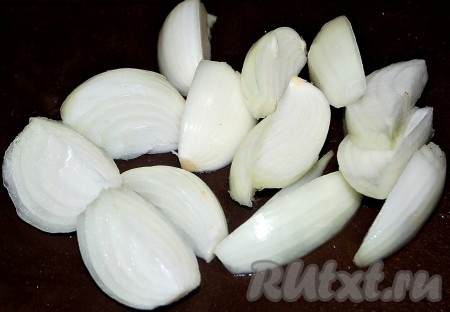 Лук репчатый очистить и тоже нарезать на четвертинки.
