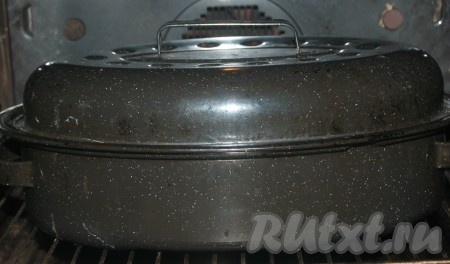 Накрыть форму для запекания крышкой (если нет крышки, можно закрыть фольгой) и отправить запекаться баранью ногу с картошкой в духовку, заранее нагретую до 200 градусов, на 2 часа.
