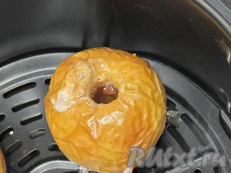 Готовые яблоки должны стать достаточно мягкими, то есть легко прокалываться зубочисткой, но при этом они должны хорошо держать форму. Если яблоки ещё твердоваты (продолжительность запекания во многом зависит от сорта яблок), тогда немного увеличьте время приготовления в аэрогриле.&nbsp;