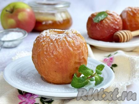 Очень вкусные, аппетитные, ароматные запечённые яблоки переложить из чаши аэрогриля на тарелку, дать немного остыть и можно подавать к столу.&nbsp;