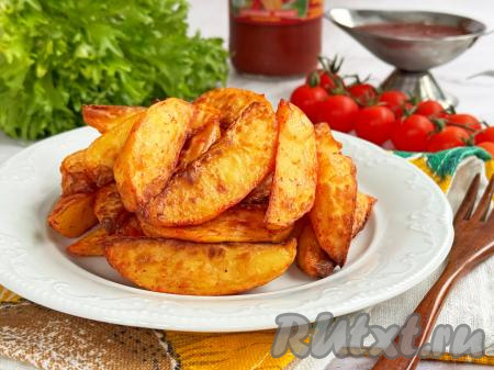 Картофель, запечённый по-деревенски с чесноком, получается ароматным, вкусным, аппетитным, покрытым тонкой, румяной корочкой снаружи и мягким внутри.&nbsp;Переложить его из чащи аэрогриля на тарелку и в горячем виде подать к столу.