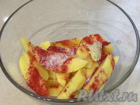 Сюда же всыпать специи и соль.