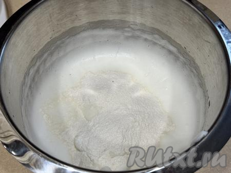 Пока взбивается белковая масса, нужно просеять муку. В процессе просеивания мука насытится кислородом, поэтому готовый бисквит получится более воздушным и пышным. Добавить в белковую массу оставшийся сахар, весь ванильный сахар и грамм 30 просеянной муки.