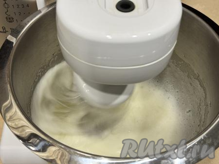 Белки влить в чашу миксера, всыпать соль, 50 грамм сахара, влить сок лимона. Начать взбивать белки на небольшой скорости миксера, постепенно увеличивая скорость до максимальной. Взбить белковую массу миксером на максимальной скорости&nbsp;в течение 5-6 минут.