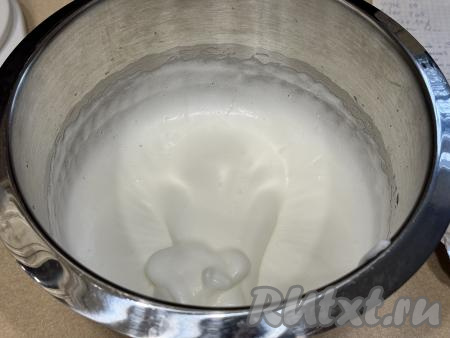 Масса должна стать пышной, но будет ещё не совсем плотной.