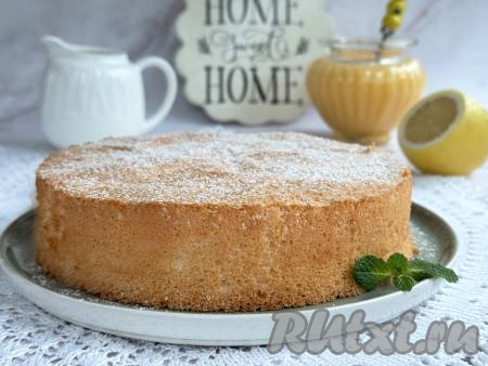 Затем достать белковый бисквит из формы, переложить на тарелку, оставить до полного остывания.