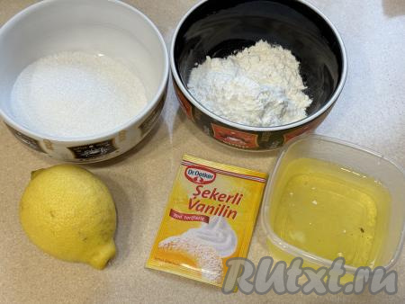 Подготовить продукты для приготовления бисквита на белках без желтков. Достать яйца из холодильника, сразу аккуратно отделить белки от желтков. Для этого бисквита желтки нам не понадобятся, их можно будет использовать для приготовления других блюд.