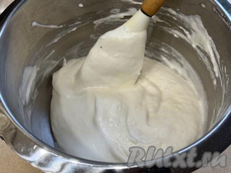 Аккуратно перемешивать тесто лопаткой, чтобы белки не осели, постепенно подсыпая оставшуюся муку. Итоговое тесто для бисквита, замешанное на белках, должно напоминать по густоте сметану средней жирности. В зависимости от размеров белков, муки может потребоваться чуть больше или чуть меньше, чем указано в ингредиентах, поэтому важно ориентироваться именно на консистенцию бисквитного теста.