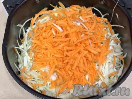 Сюда же добавить морковку, натёртую на крупной тёрке.&nbsp;
