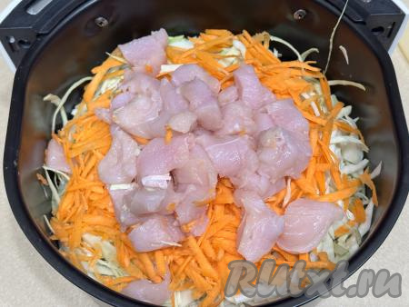 Куриное филе нарезать на кубики со стороной 1,5 сантиметра и тоже выложить в чашу аэрогриля.