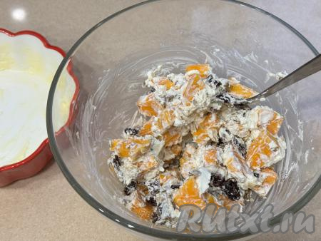 Перемешать содержимое миски, равномерно покрывая тыкву творожным сыром со всех сторон и равномерно распределяя орехи и изюм.&nbsp;