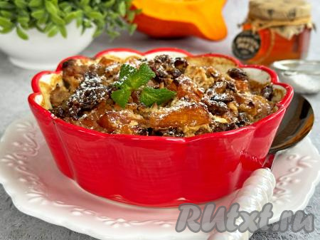 Готовое блюдо достать из духовки, дать немного остыть и можно подавать к столу. Нежные кусочки тыквы, запечённые с творожным сыром, изюмом и орехами, можно подать к столу в качестве десерта. Просто, сытно и очень вкусно, попробуйте!