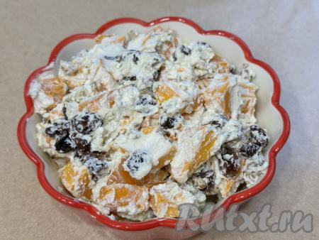 Тыкву, смешанную с творожным сыром, орехами и изюмом, выложить в подготовленную форму для запекания, влить 50 миллилитров воды. Накрыть форму фольгой и отправить в духовку, разогретую до 200 градусов, на 25 минут (до готовности тыквы). Для того чтобы проверить готовность тыквы, нужно проколоть кусочек вилкой, если тыква прокалывается легко, значит она готова. Если же тыква ещё твердовата (продолжительность приготовления зачастую зависит от сорта тыквы), тогда увеличьте время запекания на 5-10 минут.