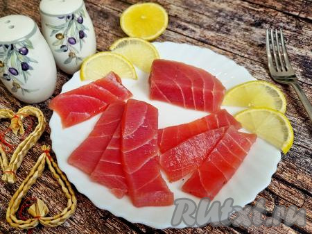 Филе тунца, засоленное по этому рецепту в домашних условиях, получается очень вкусным, в меру солёным, оно просто тает во рту. Нарезать эту нежнейшую рыбку лучше острым ножом на тонкие кусочки. Выглядит нарезка тунца очень эффектно.&nbsp;