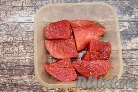 В контейнер выложить филе тунца в один слой, посыпать подготовленной смесью из соли, сахара и перца, перемешать, покрывая рыбу этой смесью со всех сторон.