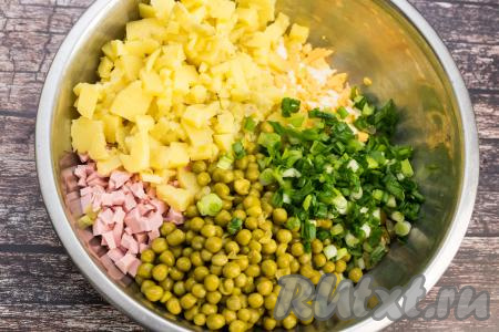 Следом выложить консервированный горошек без жидкости и&nbsp;мелко нарезанный зелёный лук.