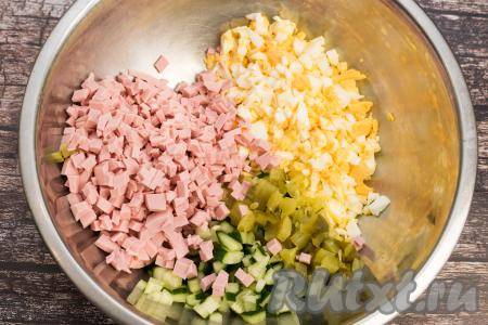 Для "Оливье" я предпочитаю брать и свежий, и солёный (или маринованный) огурчики, но можно взять и только солёные, или только свежие огурцы. Свежий огурец нужно будет вымыть, обрезать кончики с двух сторон. Варёную колбасу и огурцы нарезать на мелкие кубики, выложить в миску с яйцами.