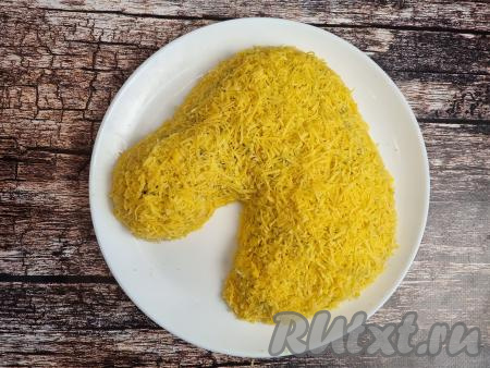 Твёрдый сыр натереть на мелкой тёрке. Присыпать салат сверху натёртым сыром. Лишний сыр с тарелки убрать.