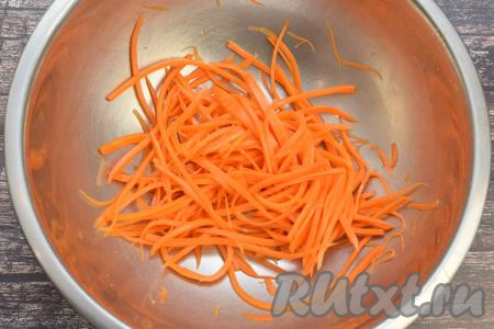 Картофель вымыть, не очищая от кожуры, выложить в кастрюлю, залить полностью водой и поставить на сильный огонь, после закипания варить до готовности (минут 25, готовая картошка будет легко прокалываться вилкой). Яйца отварить в течение 10 минут после закипания воды. Пока отвариваются яйца и картошка, нужно приготовить морковку для украшения лошади. Если у вас есть корейская морковка, то можно взять её. У меня корейской морковки не было дома, поэтому я взяла достаточно крупную сырую морковь, очистила её, натёрла на тёрке для корейской морковки (если такой тёрки нет, можно нарезать ножом на тонкие полоски), добавила 0,5 чайной ложки соли, тщательно перемешала и оставила просолиться на 10-15 минут. Морковка пустила сок и стала мягкой. Выделившийся сок слить. Ни сырая, ни отварная морковка не подойдут, так как они ломаются при сильном изгибе.