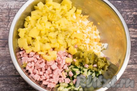 Сюда же добавить очищенную варёную картошку, тоже нарезанную на небольшие кубики.