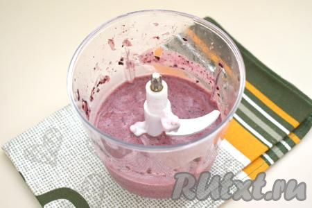 Взбиваем банан и голубику блендером до однородности. Если нет стационарного блендера, можно взбить банан с голубикой до однородности погружным блендером.