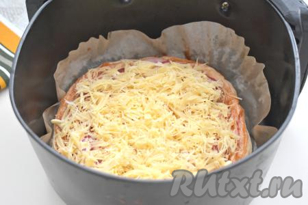 Пергаментную бумагу вместе с заготовкой пиццы из слоёного теста возвращаем в чашу аэрогриля.