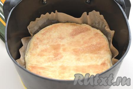 Пергаментную бумагу вместе с вырезанной основой для пиццы помещаем в чашу и ставим в аэрогриль. Включаем аэрогриль, выставляем температуру 200 градусов, время - 7 минут.