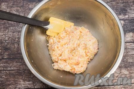 Итоговая масса должна получиться однородной, вязкой, хорошо держать форму, если её слегка сжать в руке.