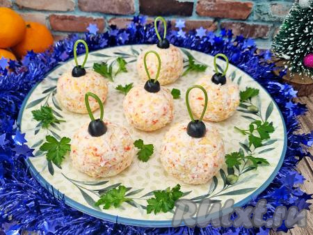 Вот и всё, новогодняя закуска "Ёлочные шарики" готова, можно украсить тарелку листиками петрушки и подавать на праздничный стол. Просто, аппетитно, нарядно и вкусно!