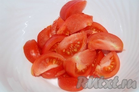 Помидоры нарезать небольшими дольками, сложить в миску.