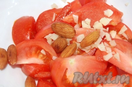 Добавить миндаль.