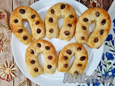 Подковы из слоёного теста