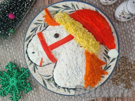 Новогодний салат "Лошадь" можно сразу подавать к праздничному столу. Уверена, это тематическое блюдо поднимет настроение всем присутствующим за праздничным столом и настроит на позитив. С наступающих вас Новым Годом, пусть он принесёт счастье в каждый дом!