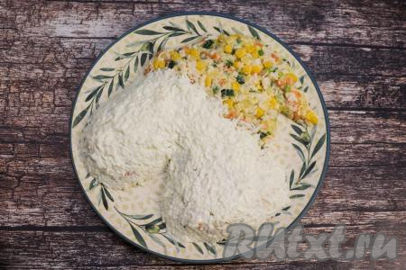 Выложить натёртые белки, покрывая ими морду и шею лошади. Нанести поверх белков майонез небольшими каплями, разровнять белки с майонезом при помощи силиконовой кулинарной лопатки.