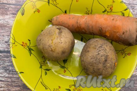 Картошку и морковь хорошо вымыть, выложить в кастрюлю, полностью залить водой и сразу поставить на сильный огонь. После закипания воды отварить овощи на небольшом огне до готовности (полностью готовые овощи будут легко прокалываться вилкой, на варку морковки потребуется минут 35, картофеля - минут 25-30). Варёные овощи выложить на тарелку, дать остыть. Я варила 2 морковки, но для приготовления салата взяла 1 морковь весом 100 грамм, а вторую морковку использовала для украшения. Отдельно отварить яйца в течение 10 минут после закипания воды.