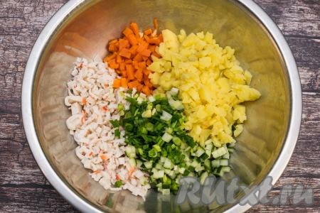 Сюда же выложить вымытый и мелко нарезанный зелёный лук.