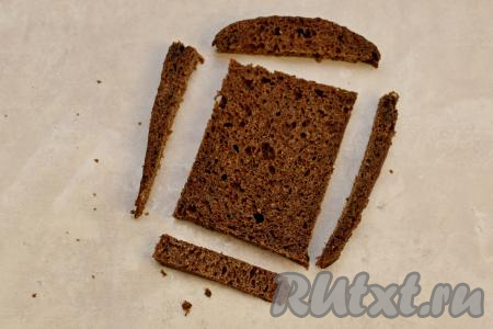 У ломтиков хлеба отрезать корочки, чтобы получился ровный прямоугольник. Если у вас батон или очень мягкий хлеб, тогда можно ломтики сначала подсушить на сухой сковороде или в тостере.